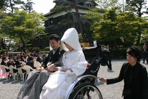 人力車に乗って登場する吉澤さんと前田さん