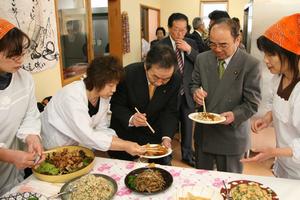 試食会を行い、坂井町産大豆100％の「いねすのみそ」を使った鯖の味噌煮などを振る舞う半田代表