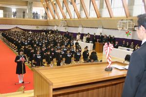 開校式で、児童を代表して喜びの言葉を述べる黒川佐都美さん