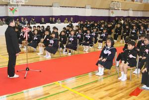入学式で、新入生歓迎の言葉を述べる西尾大智さん