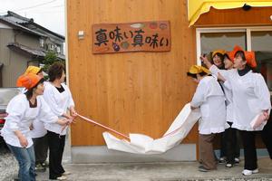 メンバー7人で除幕