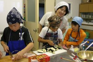 手を切らないように気を付けながら料理する子どもら