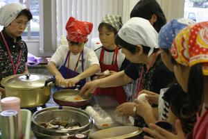 カレーのトッピングには児童らが大好きな目玉焼きを。うまくできるかな？