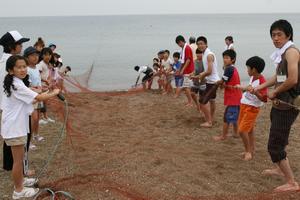 網の両脇に並び、ゆっくりと引いていく