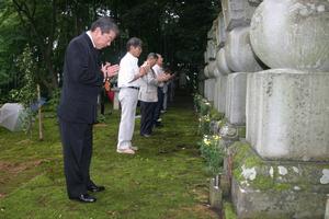 高岳寺では、ずらりと並んだ有馬家歴代の大きな五輪塔の前で参拝