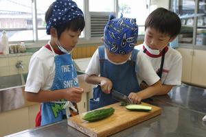 食べやすい大きさにカット。慎重に、慎重に・・・