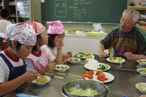 「どうや、自分で育てた野菜はうまいやろ」と中嶋さん