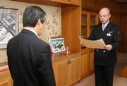 中村部長から感謝状を受ける坂本市長