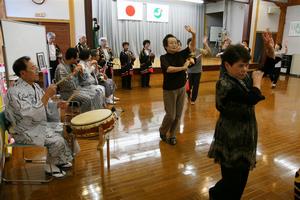 踊りを楽しむ人たち