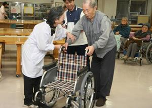 車いすを寄贈