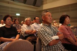 熱心に聞く来場者
