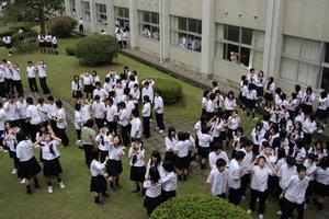 観察する生徒たち