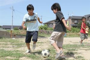 外でサッカー