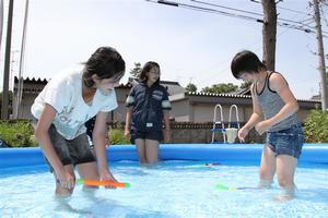 外で水遊び