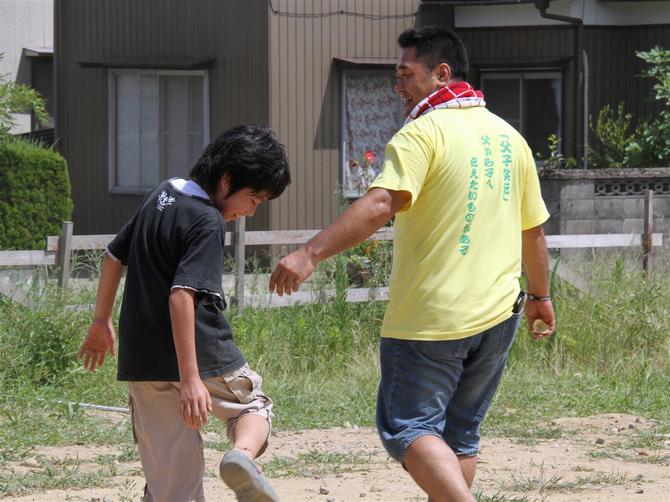 子どもたちと分け隔てなく接するパパジャングルのメンバー