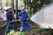 消防署員が山林で放水