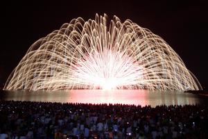 水中二尺玉が炸裂