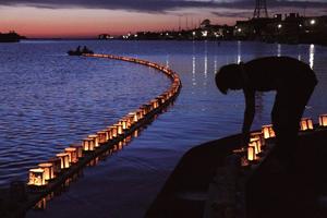 水面を流れゆく灯篭