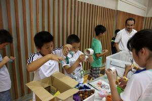 ジャイロコプターを作る児童ら