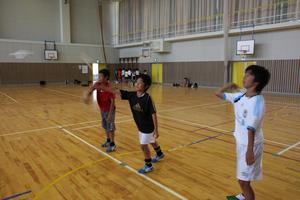 手作りブーメランで遊ぶ児童ら