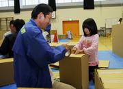 東日本大震災でも活躍した段ボールベッドは、子どもでもすぐ簡単に作れる仕様
