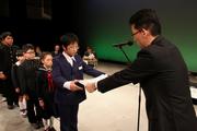 坂井市子ども会壁新聞コンクールの表彰をされる子どもら