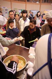 しし鍋を試食する来場者ら