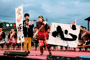 成重総選挙で思い思いのパフォーマンスで坂井市への愛を伝える参加者たち