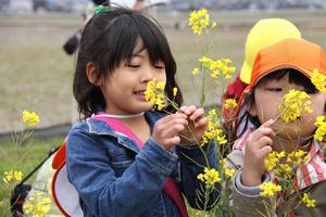 きれいな花にご満悦。見て触れて五感で自然を満喫する子どもたち