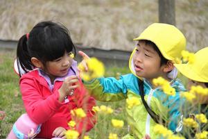 お友達と菜の花でおしゃべり