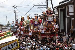三國神社前に勢ぞろいする山車6基