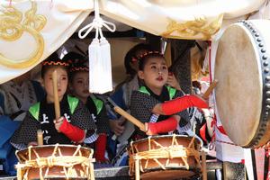 威勢のいい太鼓で祭りを盛り上げる囃子方2