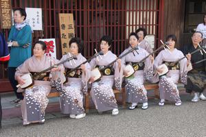 三国湊町家館の前でまつり囃子や三国節などを披露する竹世志会