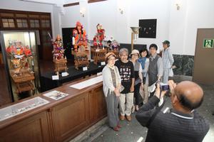 旧森田銀行本店で開かれた人形師・故岩堀耕治氏制作のミニチュア展