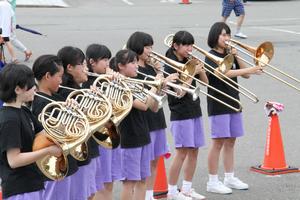 スタート前に演奏する丸岡中学校吹奏楽部