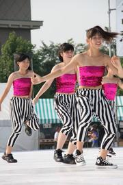 J-POPやフラダンスなど、日ごろの練習の成果をステージで披露する出演者たち