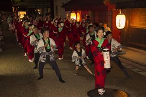 今年初めてコースに組み込まれた旧岸名家の前通りで、息の合った踊りを見せるチーム「和華」