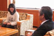 参加のきっかけや活動への期待などを市長に語る栗田さん（左）
