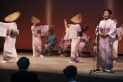 歌と囃子方の音色に合わせて踊る三国節保存会