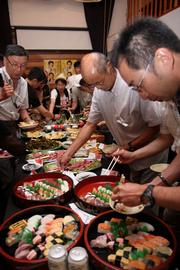 魚やそば、わかめ、甘味などテーブルいっぱいに並べられた三国自慢の食に舌鼓を打つ参加者たち