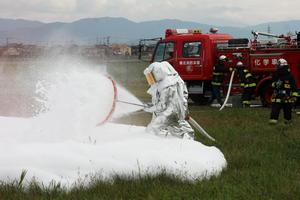 化学車からの泡放水による消火訓練