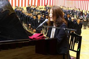 生徒や教職員らとヒナタカコさんで、坂井高校に新校歌を響かせる