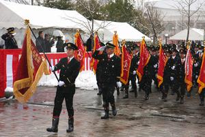 降りしきる雪の中、消防団員もさっそうと行進