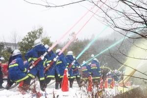 一斉放水では色の付いた水で上空にアーチを掛ける消防団員たち