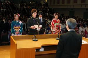 成人式実行委員の4人が代表して謝辞