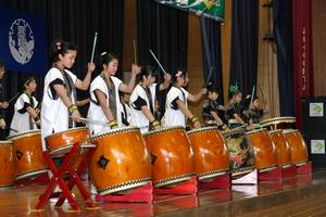 お返しにたかとり龍神太鼓が演奏