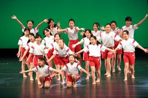 元気いっぱいの歌とダンスで盛り上げる大関小学校の児童も大勢出演