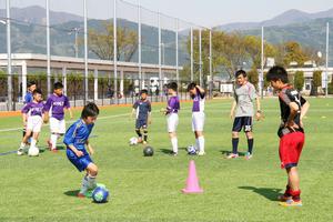 坂井フェニックスや丸岡高校の選手からドリブルのコツなどを教わる子どもたち