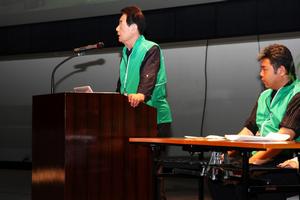 地域の環境活動の大切さを話すエコネイチャー・さかいの阪本周一会長(左)