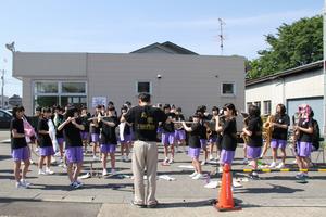 スタート直後のコーナーでは、丸岡中学校吹奏楽部が激励の曲を演奏